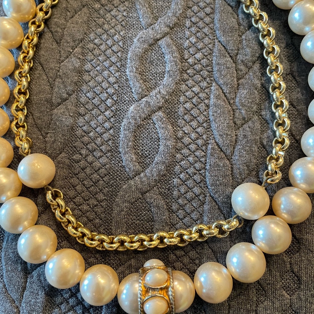 Classic Pearl and Gold Necklace with Lustrous Ivory Pearls